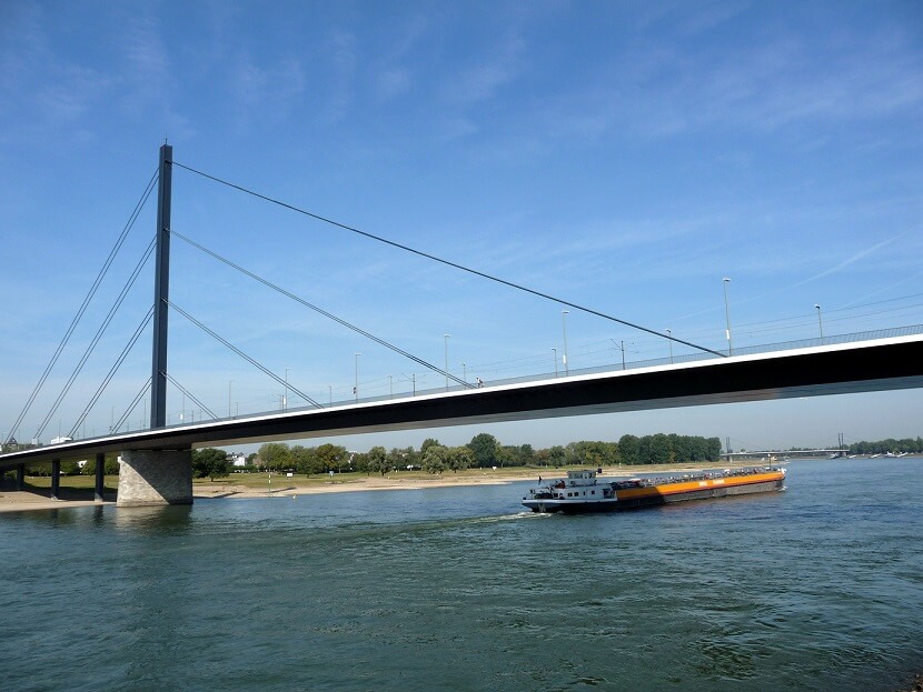 Die_Theodor-Heuss-Brücke,_Düsseldorf-eğik-askılı-kablolu-köprü